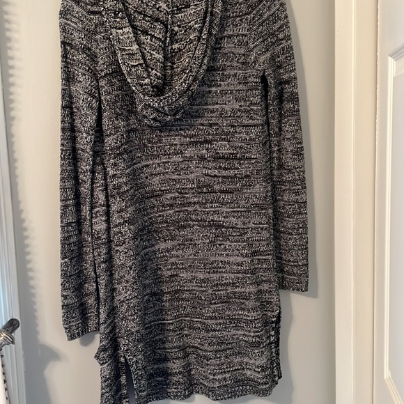 black and white knit cardigan, good condition, size small. Arizona Kohl’s brand - Picture 2 of 3